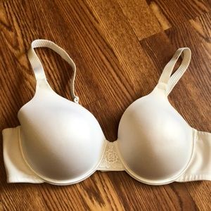 40C White Vanity Fair underwire bra.  Full coverage